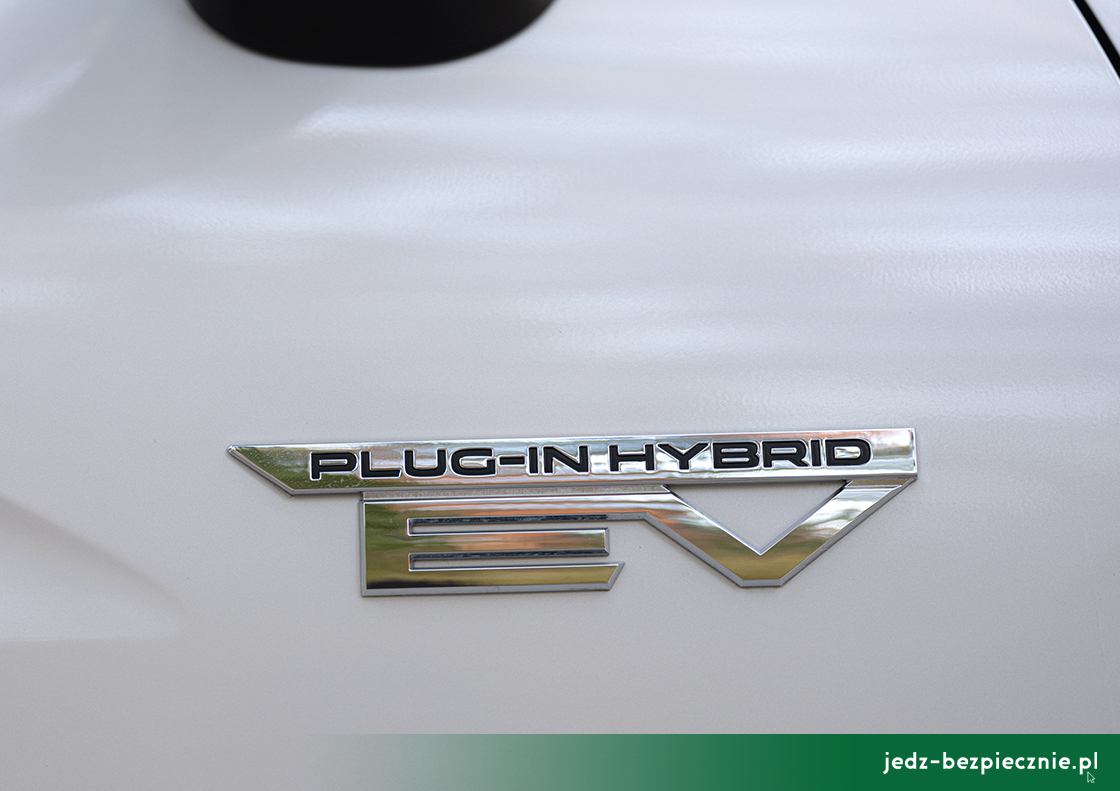 Premiera tygodnia - Mitsubishi Eclipse Cross PHEV facelifting - emblemat plug-in PHEV na bocznych drzwiach